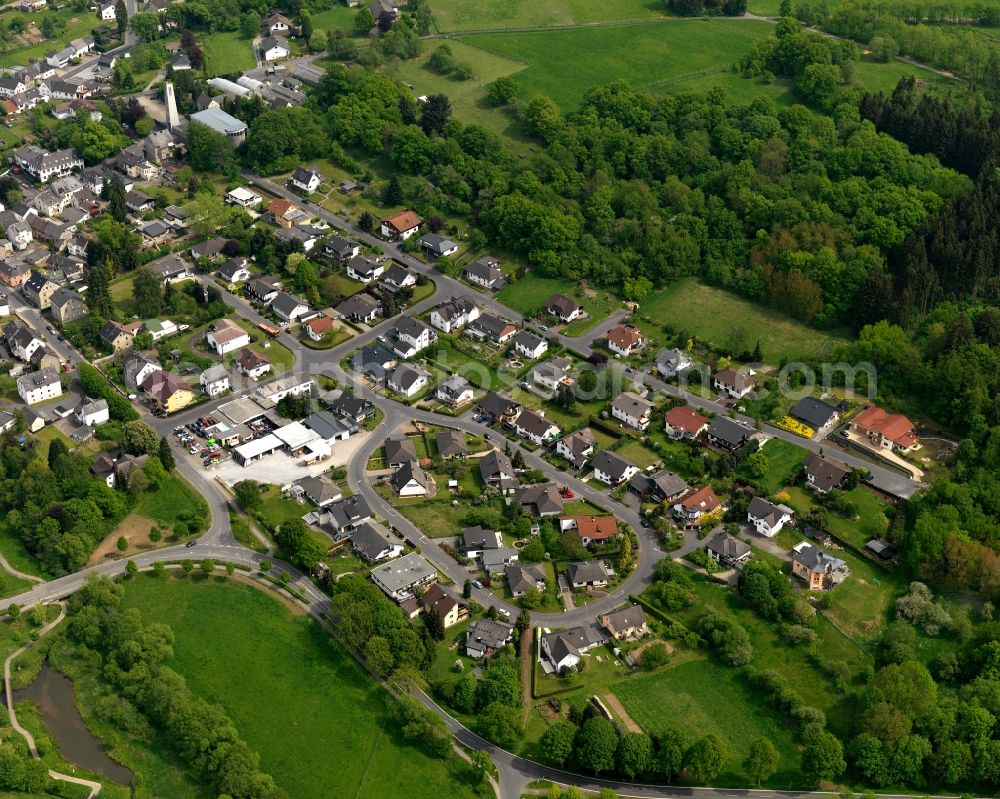 Selters(Westerwald) from above - View of the Southwest of the town of Selters (Westerwald) in the state of Rhineland-Palatinate. The town is located in the county district of Westerwaldkreis and on the river Saynbach. The Southwest consists of residential streets and houses and is surrounded by meadows and fields