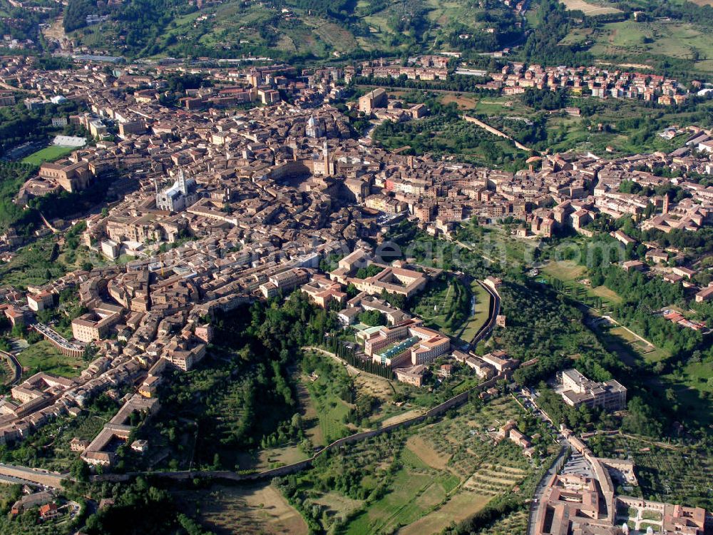 Siena from above - Blick auf das Zentrum der Universitätsstadt Siena in der Toskana, mit dem zentralen Platz Piazza del Campo. View to the city of Siena in italy.