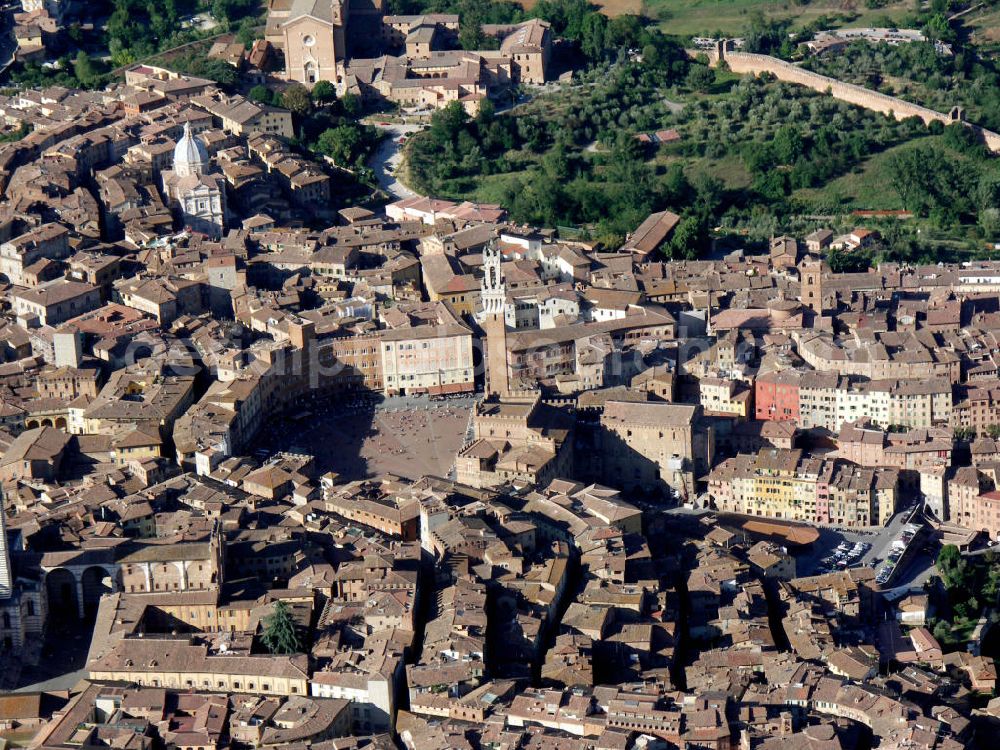 Aerial image Siena - Blick auf das Zentrum der Universitätsstadt Siena in der Toskana, mit dem zentralen Platz Piazza del Campo. View to the city of Siena in italy.