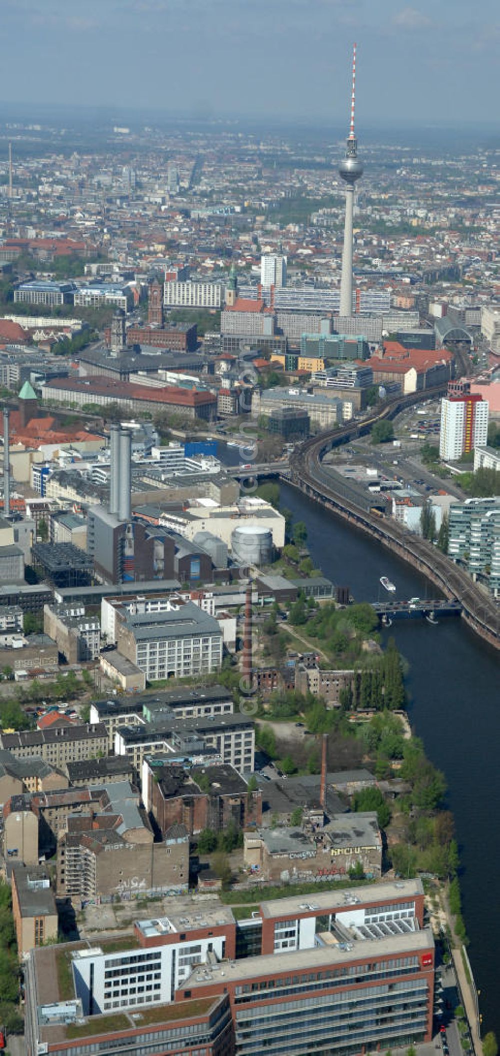 Berlin from the bird's eye view: Stadtansicht vom Spreeverlauf zwischen Kreuzberg und Friedrichshain / Mitte. Im Vordergrund links unten die Zentrale der Gewerkschaft verdi. City View from the Spree course between Kreuzberg and Friedrichshain / Mitte. In the foreground on the left below the headquarters of the union verdi.