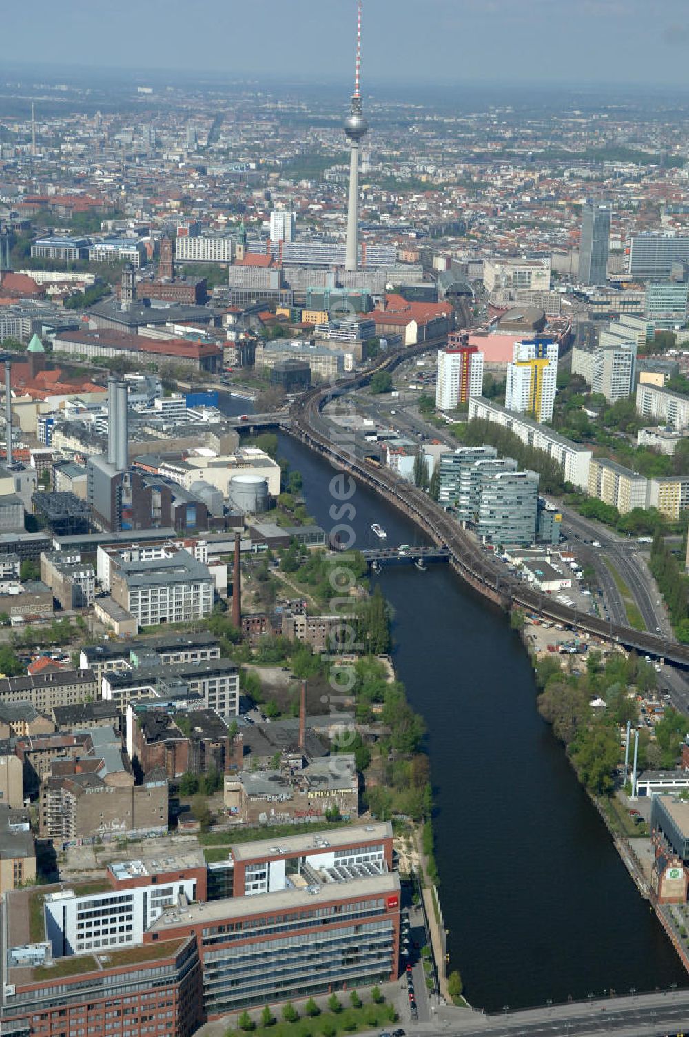 Aerial image Berlin - Stadtansicht vom Spreeverlauf zwischen Kreuzberg und Friedrichshain / Mitte. Im Vordergrund links unten die Zentrale der Gewerkschaft verdi. City View from the Spree course between Kreuzberg and Friedrichshain / Mitte. In the foreground on the left below the headquarters of the union verdi.