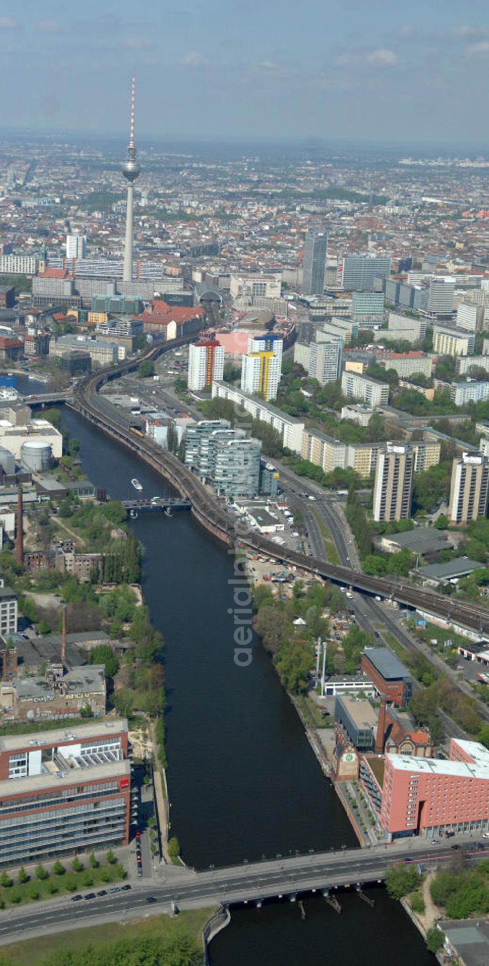 Aerial photograph Berlin - Stadtansicht vom Spreeverlauf zwischen Kreuzberg und Friedrichshain / Mitte. Im Vordergrund links unten die Zentrale der Gewerkschaft verdi. City View from the Spree course between Kreuzberg and Friedrichshain / Mitte. In the foreground on the left below the headquarters of the union verdi.