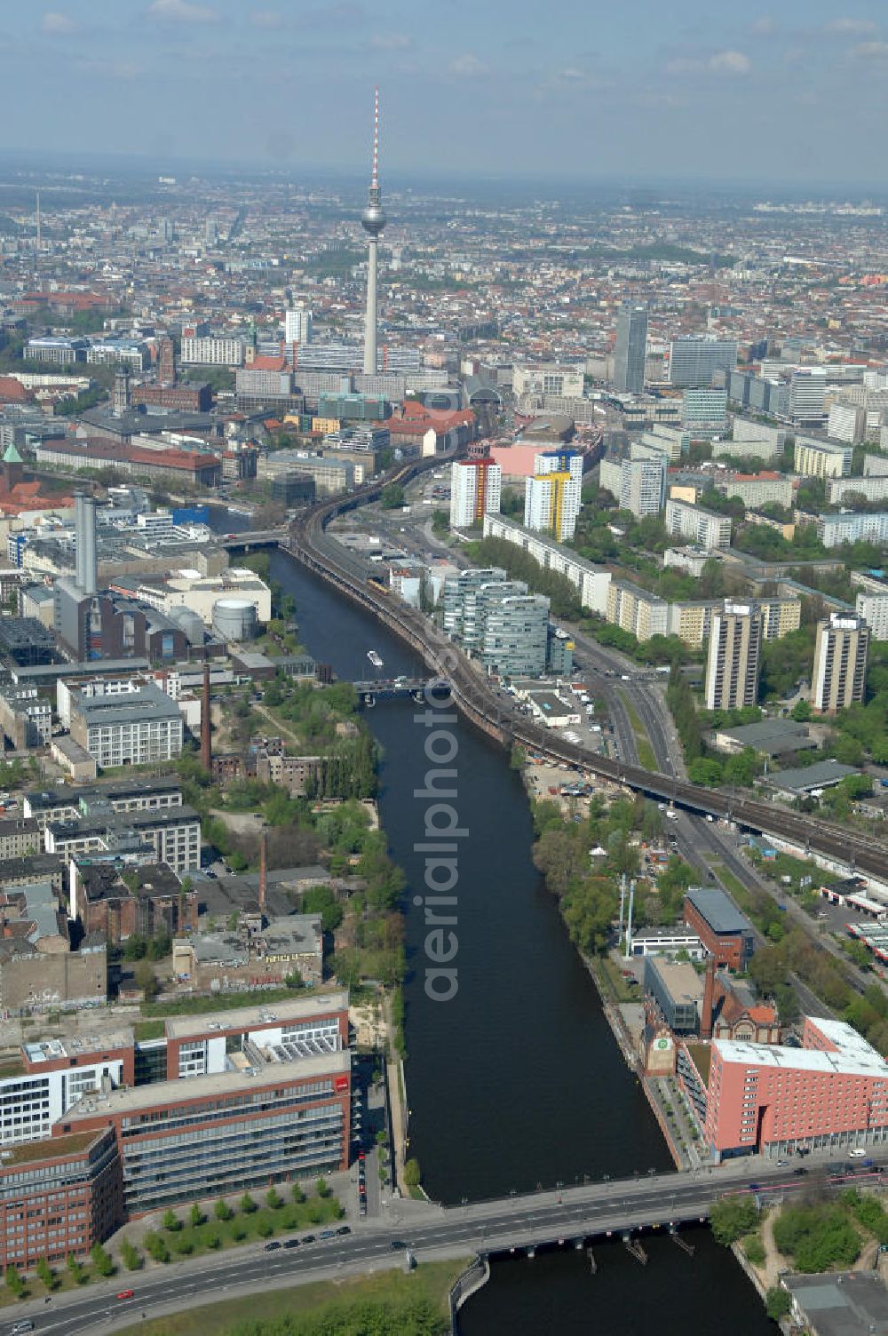 Berlin from above - Stadtansicht vom Spreeverlauf zwischen Kreuzberg und Friedrichshain / Mitte. Im Vordergrund links unten die Zentrale der Gewerkschaft verdi. City View from the Spree course between Kreuzberg and Friedrichshain / Mitte. In the foreground on the left below the headquarters of the union verdi.