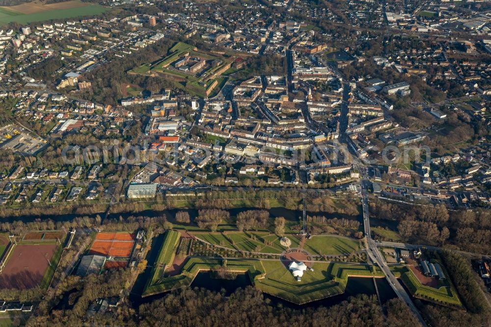 Jülich from the bird's eye view: Cityscape with City Garden Park at the bridgehead along the banks of the Ruhr in Jülich in the state of North Rhine-Westphalia