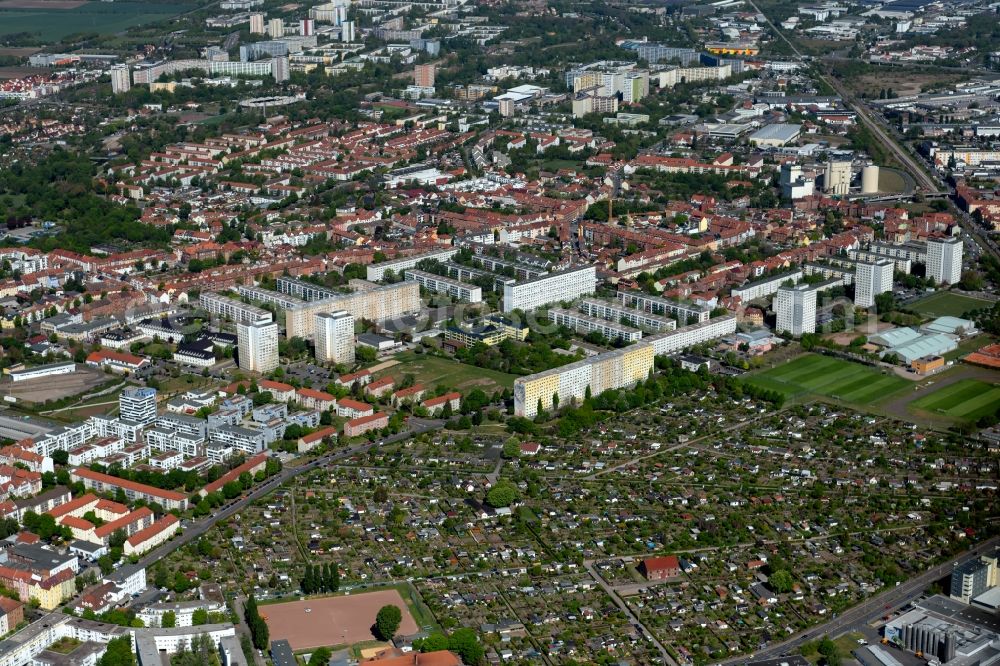 Erfurt from the bird's eye view: Cityscape of the district in the district Johannesplatz in Erfurt in the state Thuringia, Germany