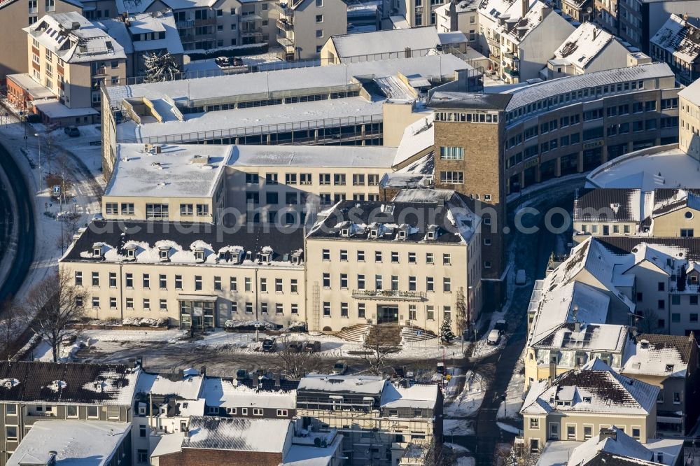 Aerial image Velbert - Townscape and town hall of the winterly and snow-covered Velbert in the state of North Rhine-Westphalia. The town hall and administration building of Velbert includes a distinct brown tower and high rise. The building complex is located on Thomasstrasse in the North East of the town centre