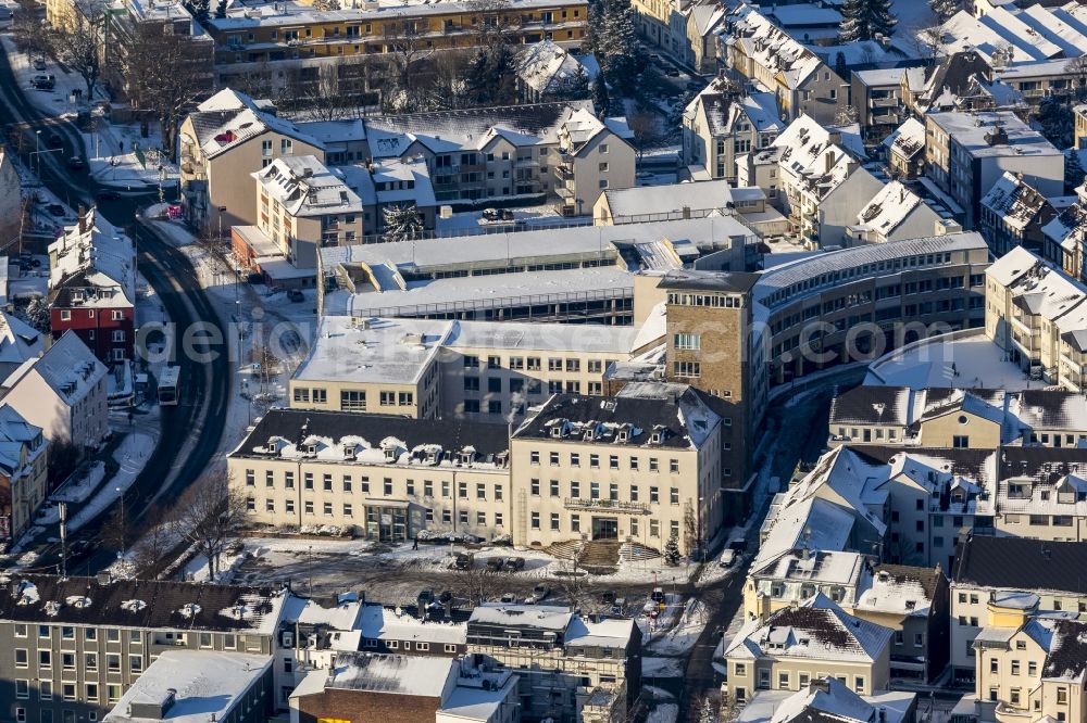 Aerial photograph Velbert - Townscape and town hall of the winterly and snow-covered Velbert in the state of North Rhine-Westphalia. The town hall and administration building of Velbert includes a distinct brown tower and high rise. The building complex is located on Thomasstrasse in the North East of the town centre