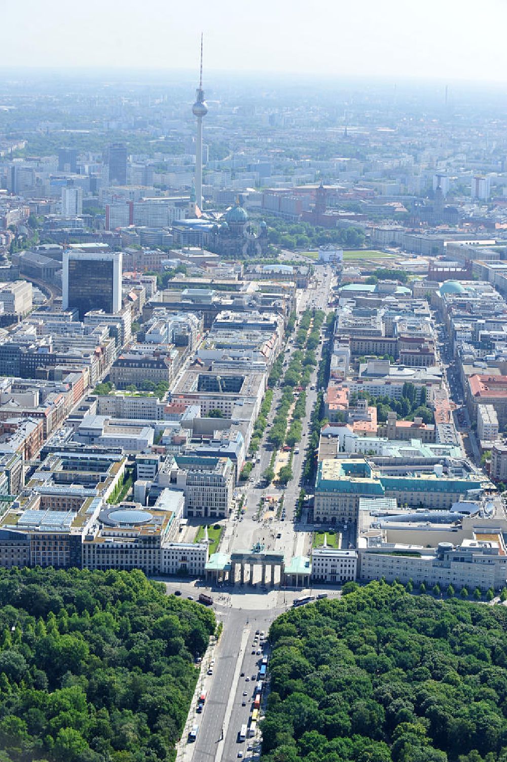 Aerial image Berlin Mitte - Stadtansicht Stadtzentrum Ost Berlin Mitte mit dem Brandenburger Tor, der Straße Unter den Linden und dem Fernsehturm. City View City Center East Berlin and the Brandenburg Gate, Unter den Linden and the TV tower.