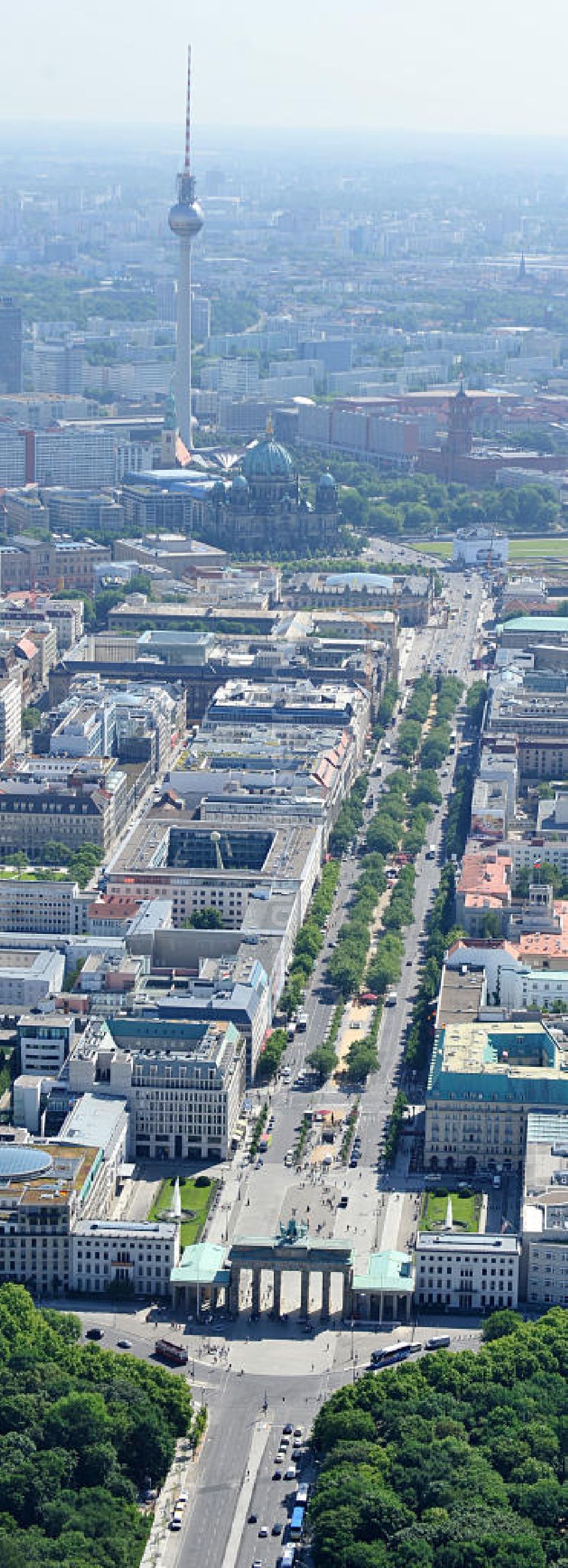 Aerial photograph Berlin Mitte - Stadtansicht Stadtzentrum Ost Berlin Mitte mit dem Brandenburger Tor, der Straße Unter den Linden und dem Fernsehturm. City View City Center East Berlin and the Brandenburg Gate, Unter den Linden and the TV tower.