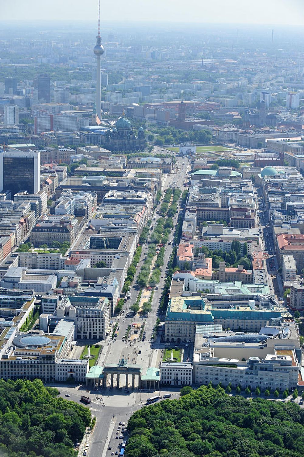 Berlin Mitte from above - Stadtansicht Stadtzentrum Ost Berlin Mitte mit dem Brandenburger Tor, der Straße Unter den Linden und dem Fernsehturm. City View City Center East Berlin and the Brandenburg Gate, Unter den Linden and the TV tower.