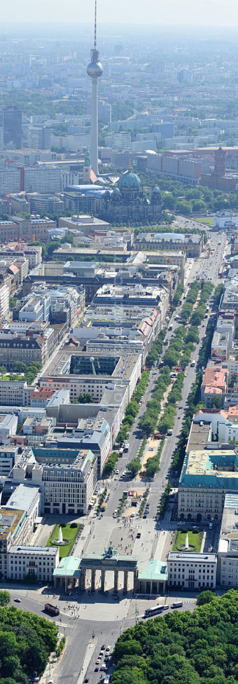 Berlin Mitte from the bird's eye view: Stadtansicht Stadtzentrum Ost Berlin Mitte mit dem Brandenburger Tor, der Straße Unter den Linden und dem Fernsehturm. City View City Center East Berlin and the Brandenburg Gate, Unter den Linden and the TV tower.