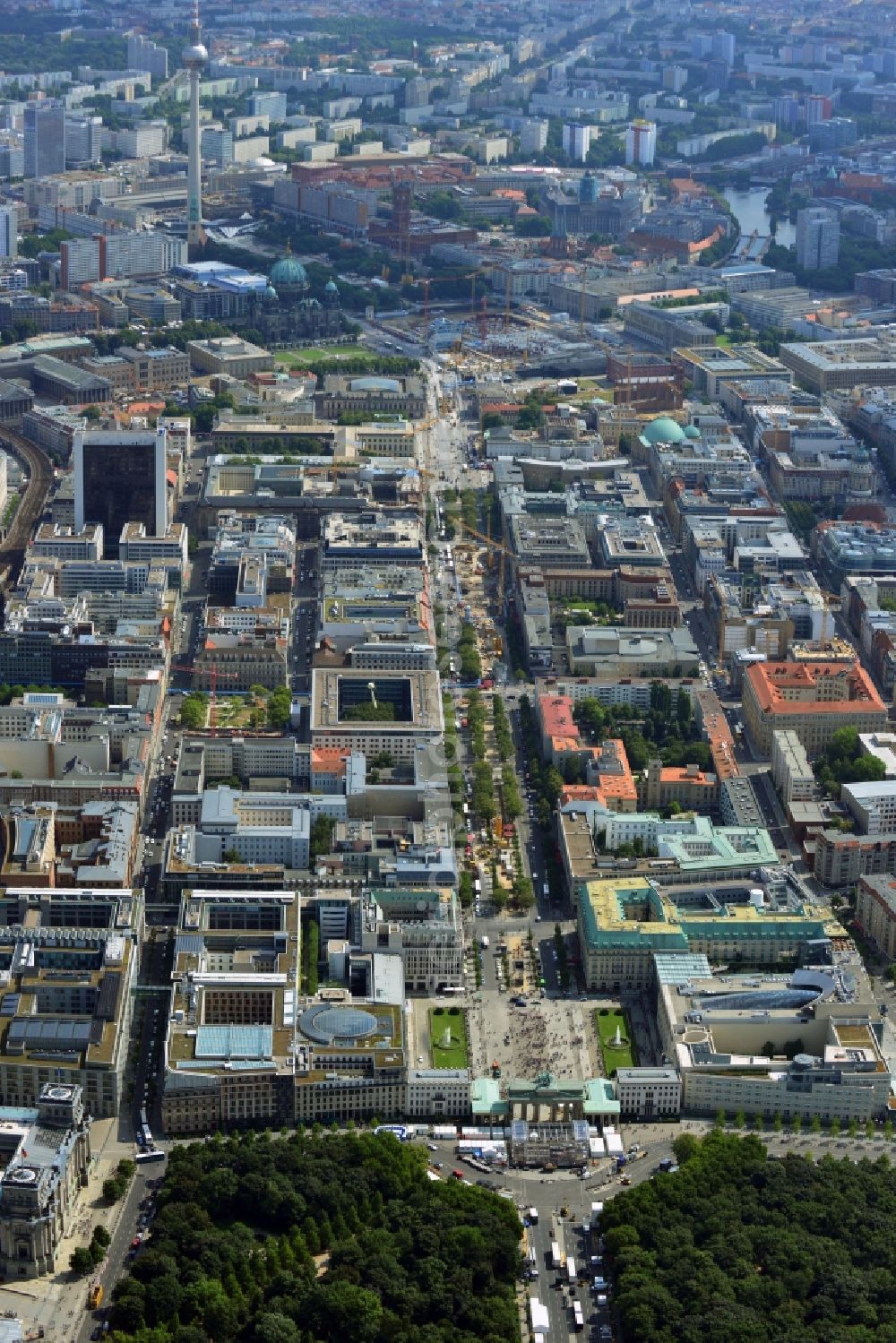 Aerial photograph Berlin - Cityscape Downtown East Berlin and the Brandenburg Gate, Unter den Linden in Berlin