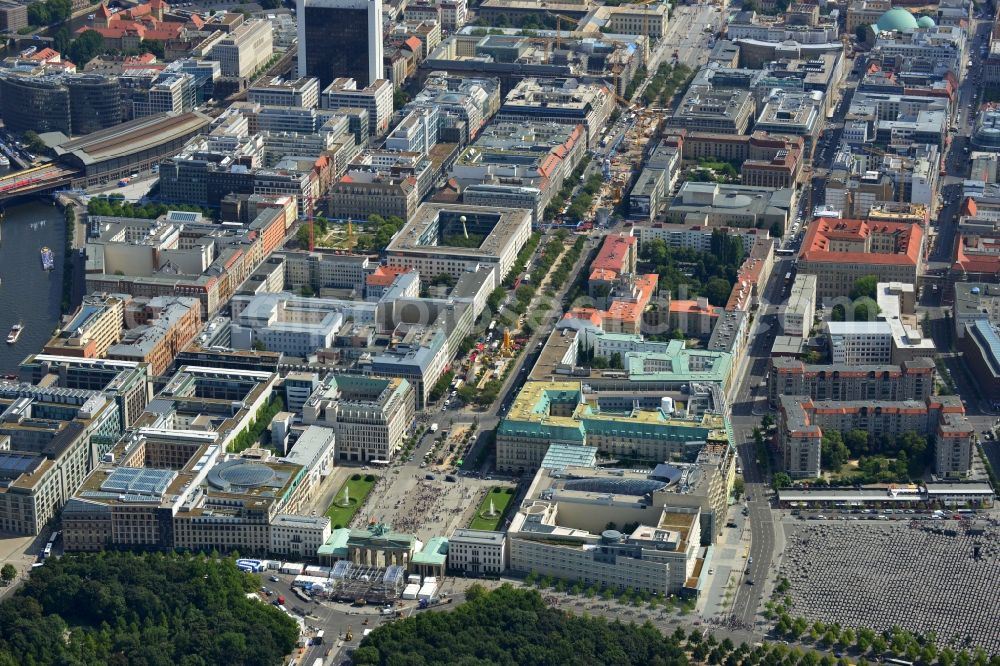 Aerial image Berlin - Cityscape Downtown East Berlin and the Brandenburg Gate, Unter den Linden in Berlin