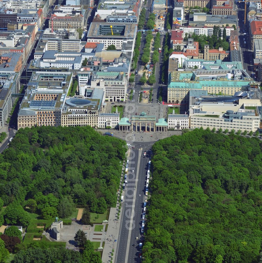 Aerial image Berlin - Cityscape Downtown East Berlin and the Brandenburg Gate, Unter den Linden in Berlin