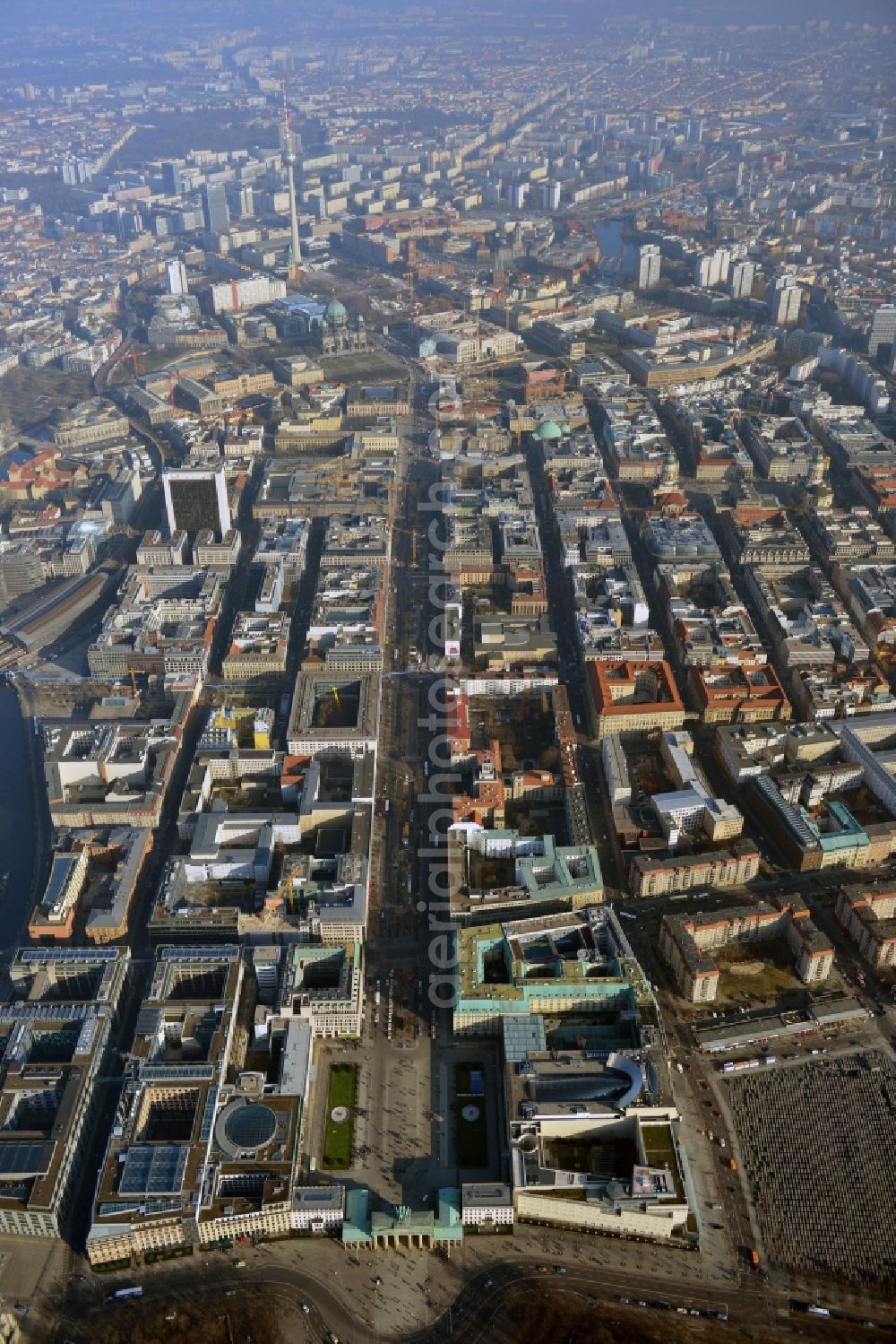 Aerial photograph Berlin - Cityscape Downtown East Berlin and the Brandenburg Gate, Unter den Linden in Berlin