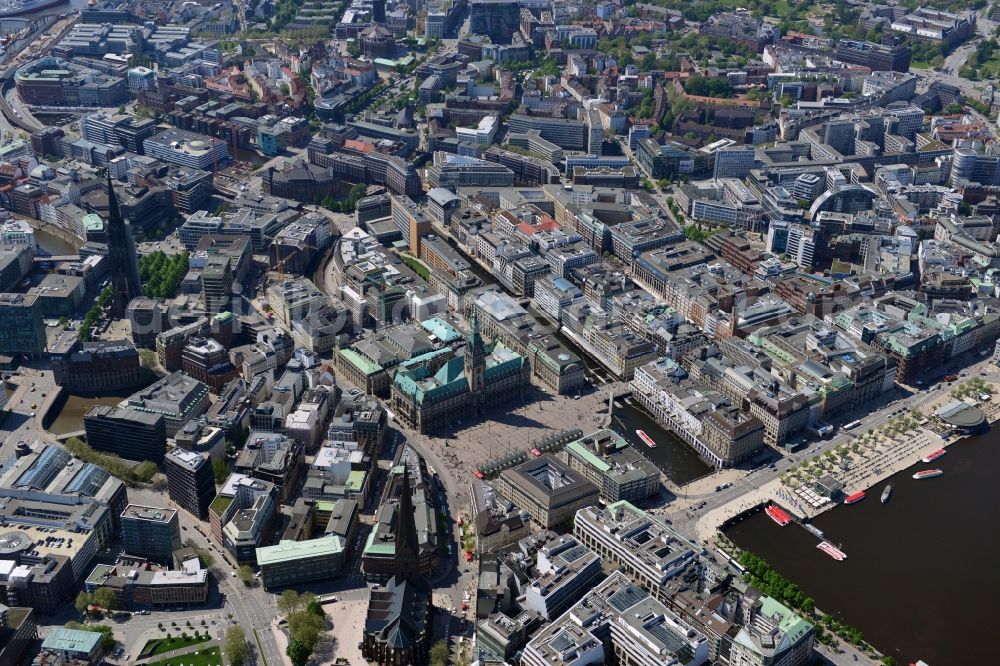 Aerial photograph Hamburg - Cityscape Downtown at City Hall / Alsterhaus Jungfernstieg on the banks of the Alster Lake in Hamburg