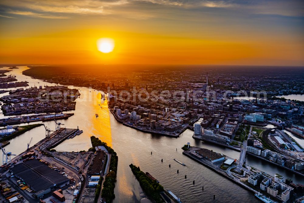 Aerial photograph Hamburg - City view of the city center on the river bank of the River Elbe, in the district HafenCity in Hamburg, Germany