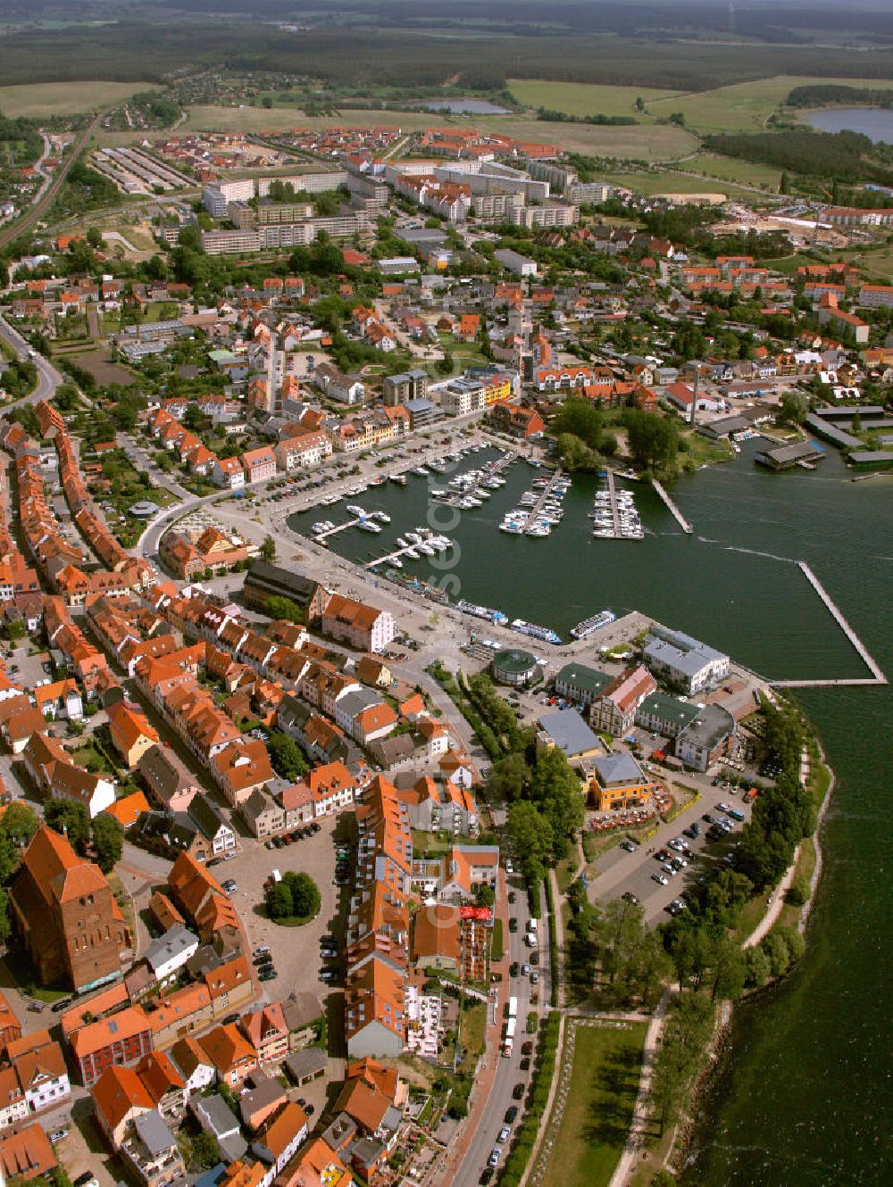 Waren / Müritz from the bird's eye view: Stadtansicht vom Stadtzentrum und der Warener Altstadt an der Marina zur Müritz in Mecklenburg-Vorpommern. City view from the city center and the old town Waren.