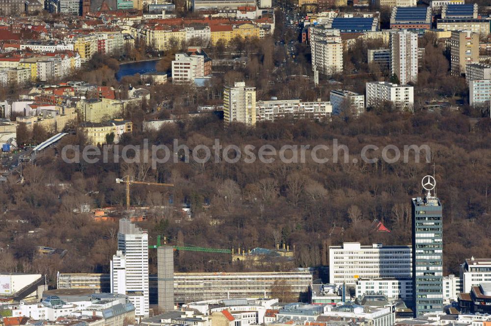 Aerial image Berlin - Stadtansicht Stadtzentrum West Berlin Charlottenburg mit der zu Sanierungsarbeiten eingerüsteten Gedächtniskirche am Breitscheidplatz mit den Baustellen Zoobogen und dem Europacenter - Hochhaus am Zoo. City View City Center West Berlin Charlottenburg.