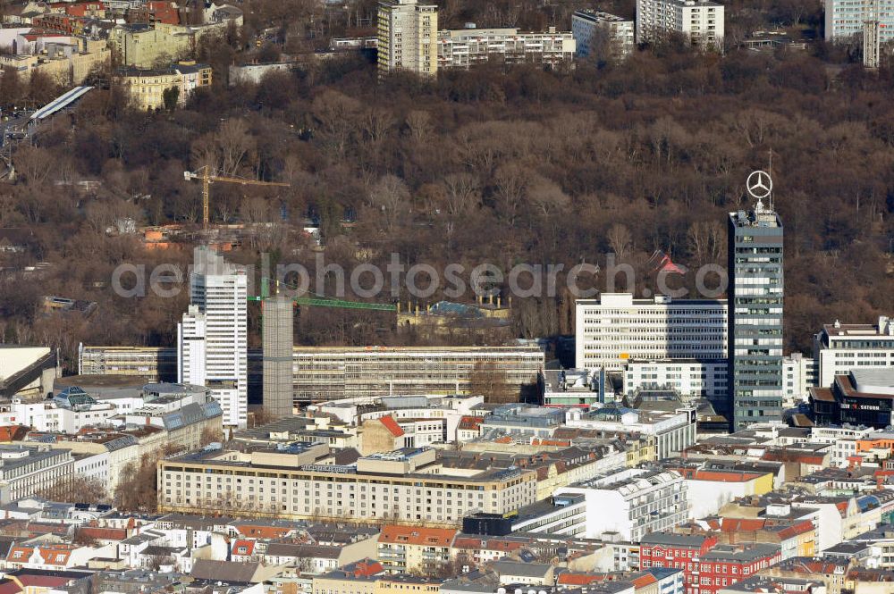 Aerial photograph Berlin - Stadtansicht Stadtzentrum West Berlin Charlottenburg mit der zu Sanierungsarbeiten eingerüsteten Gedächtniskirche am Breitscheidplatz mit den Baustellen Zoobogen und dem Europacenter - Hochhaus am Zoo. City View City Center West Berlin Charlottenburg.