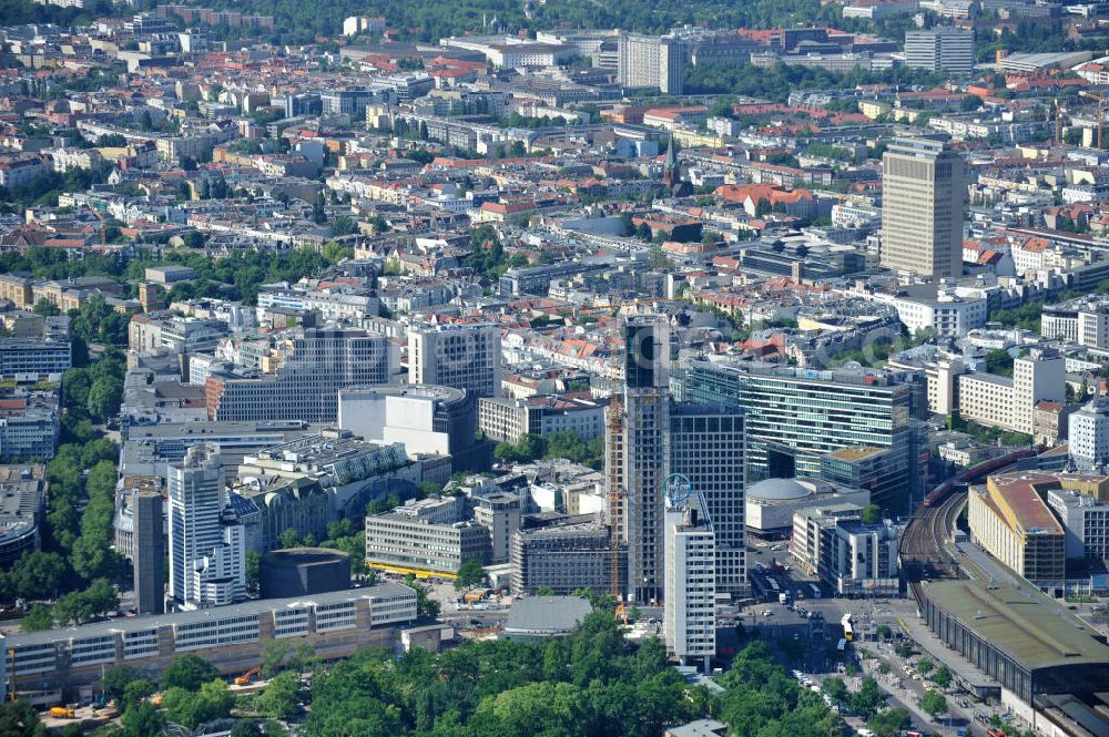 Aerial photograph Berlin - Stadtansicht Stadtzentrum West Berlin Charlottenburg mit der zu Sanierungsarbeiten eingerüsteten Gedächtniskirche am Breitscheidplatz mit den Baustellen Zoobogen und dem Hochhausneubau Zoofenster am Bahnhof Zoo. City View City Center West Berlin Charlottenburg.