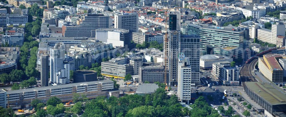 Berlin from above - Stadtansicht Stadtzentrum West Berlin Charlottenburg mit der zu Sanierungsarbeiten eingerüsteten Gedächtniskirche am Breitscheidplatz mit den Baustellen Zoobogen und dem Hochhausneubau Zoofenster am Bahnhof Zoo. City View City Center West Berlin Charlottenburg.