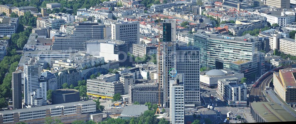 Berlin from the bird's eye view: Stadtansicht Stadtzentrum West Berlin Charlottenburg mit der zu Sanierungsarbeiten eingerüsteten Gedächtniskirche am Breitscheidplatz mit den Baustellen Zoobogen und dem Hochhausneubau Zoofenster am Bahnhof Zoo. City View City Center West Berlin Charlottenburg.