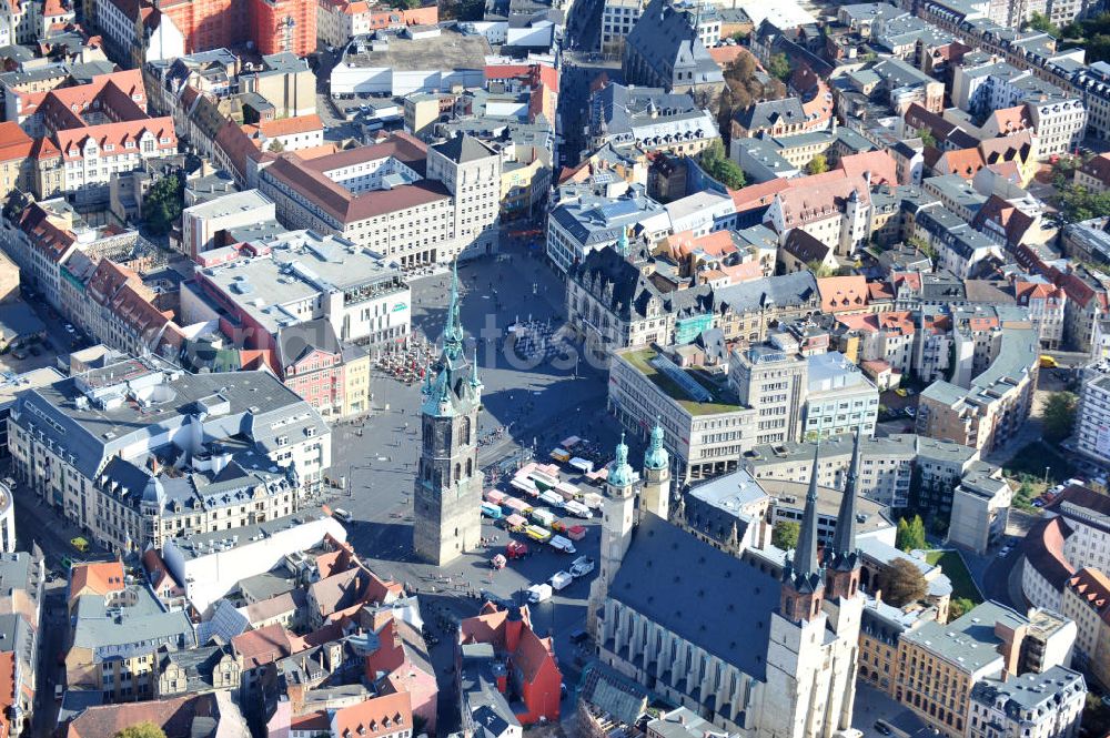 Halle / Saale from above - Stadtansicht des Stadtzentrums mit der Marktkirche Unser Lieben Frauen, auch Marienkirche genannt, und der Rote Turm am Marktplatz. Die insgesamt 5 Türme bilden das Wahrzeichen der Stadt Halle. Market Church of Our Lady, also known as St. Mary's Church, and the Red Tower on Town Square.