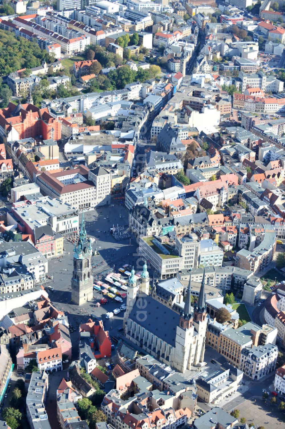 Halle / Saale from the bird's eye view: Stadtansicht des Stadtzentrums mit der Marktkirche Unser Lieben Frauen, auch Marienkirche genannt, und der Rote Turm am Marktplatz. Die insgesamt 5 Türme bilden das Wahrzeichen der Stadt Halle. Market Church of Our Lady, also known as St. Mary's Church, and the Red Tower on Town Square.