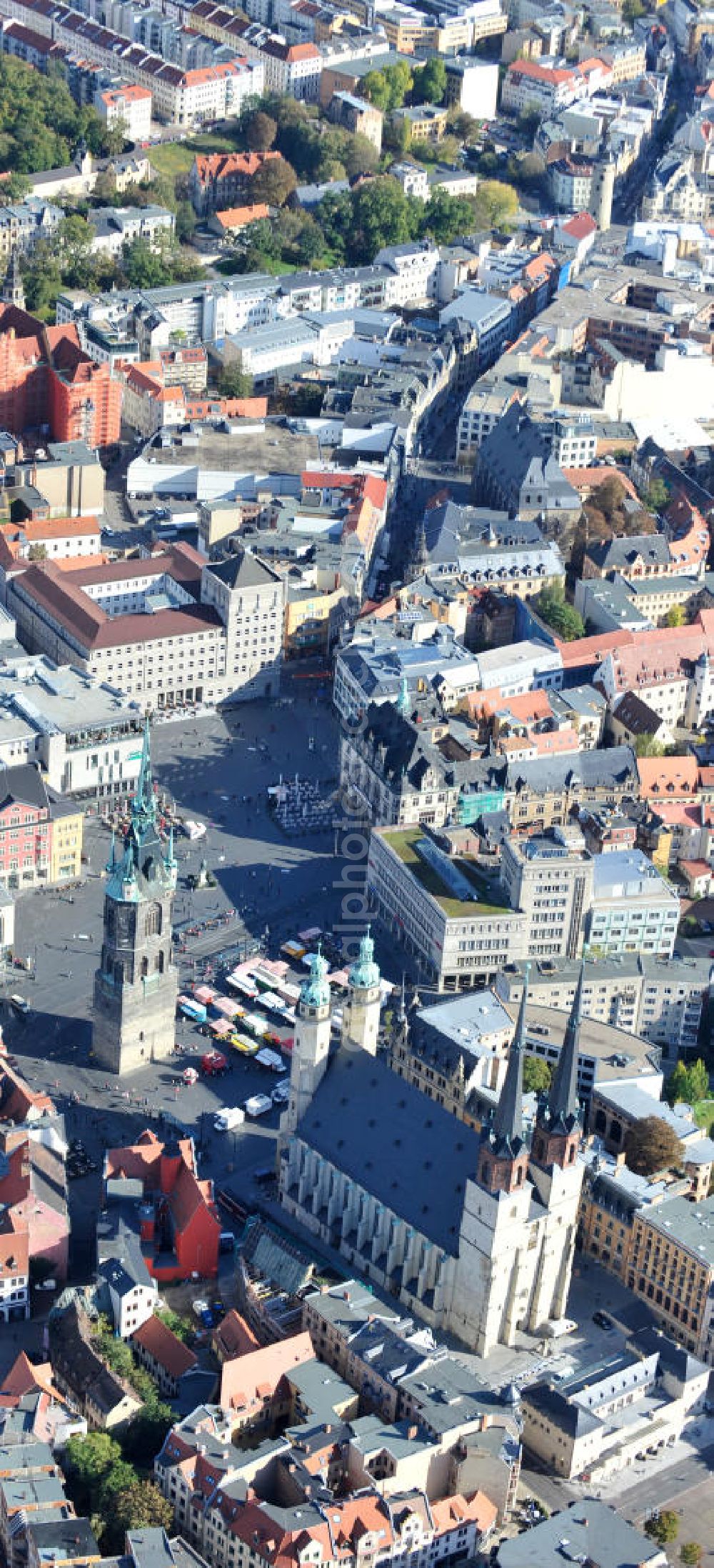 Aerial image Halle / Saale - Stadtansicht des Stadtzentrums mit der Marktkirche Unser Lieben Frauen, auch Marienkirche genannt, und der Rote Turm am Marktplatz. Die insgesamt 5 Türme bilden das Wahrzeichen der Stadt Halle. Market Church of Our Lady, also known as St. Mary's Church, and the Red Tower on Town Square.