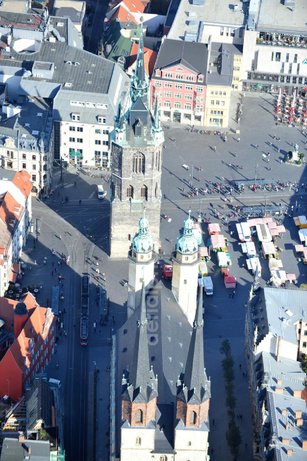 Aerial photograph Halle / Saale - Stadtansicht des Stadtzentrums mit der Marktkirche Unser Lieben Frauen, auch Marienkirche genannt, und der Rote Turm am Marktplatz. Die insgesamt 5 Türme bilden das Wahrzeichen der Stadt Halle. Market Church of Our Lady, also known as St. Mary's Church, and the Red Tower on Town Square.