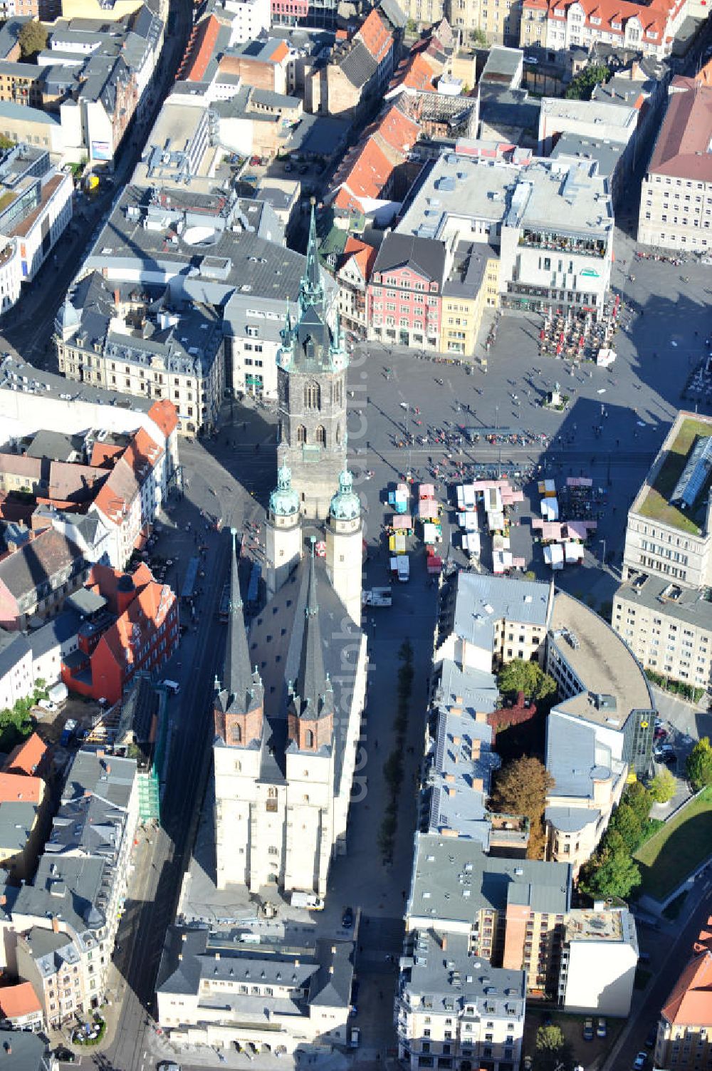 Halle / Saale from above - Stadtansicht des Stadtzentrums mit der Marktkirche Unser Lieben Frauen, auch Marienkirche genannt, und der Rote Turm am Marktplatz. Die insgesamt 5 Türme bilden das Wahrzeichen der Stadt Halle. Market Church of Our Lady, also known as St. Mary's Church, and the Red Tower on Town Square.