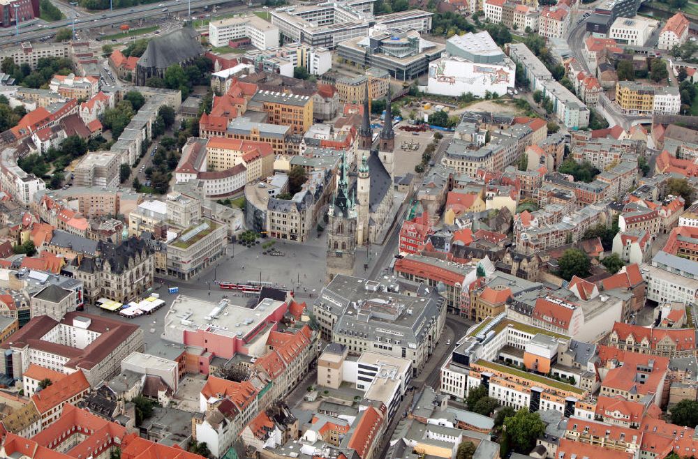 Halle / Saale from the bird's eye view: Stadtansicht des Stadtzentrums mit der Marktkirche Unser Lieben Frauen, auch Marienkirche genannt, und der Rote Turm am Marktplatz. Die insgesamt 5 Türme bilden das Wahrzeichen der Stadt Halle. Market Church of Our Lady, also known as St. Mary's Church, and the Red Tower on Town Square.