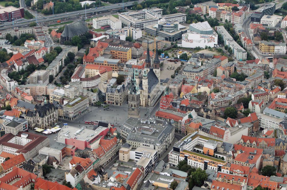 Aerial image Halle / Saale - Stadtansicht des Stadtzentrums mit der Marktkirche Unser Lieben Frauen, auch Marienkirche genannt, und der Rote Turm am Marktplatz. Die insgesamt 5 Türme bilden das Wahrzeichen der Stadt Halle. Market Church of Our Lady, also known as St. Mary's Church, and the Red Tower on Town Square.