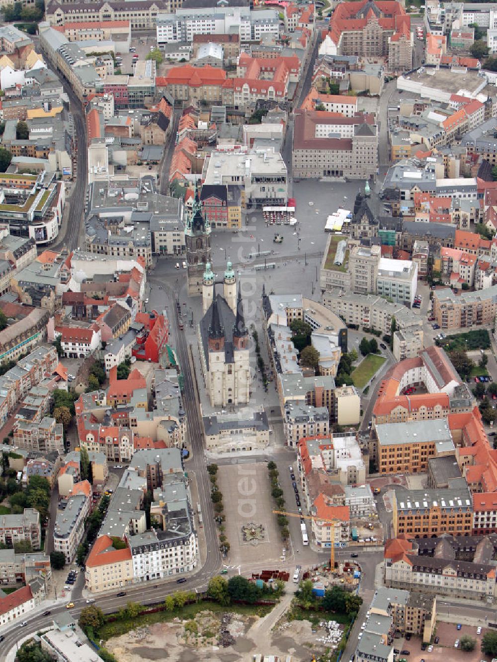 Aerial photograph Halle / Saale - Stadtansicht des Stadtzentrums mit der Marktkirche Unser Lieben Frauen, auch Marienkirche genannt, und der Rote Turm am Marktplatz. Die insgesamt 5 Türme bilden das Wahrzeichen der Stadt Halle. Market Church of Our Lady, also known as St. Mary's Church, and the Red Tower on Town Square.