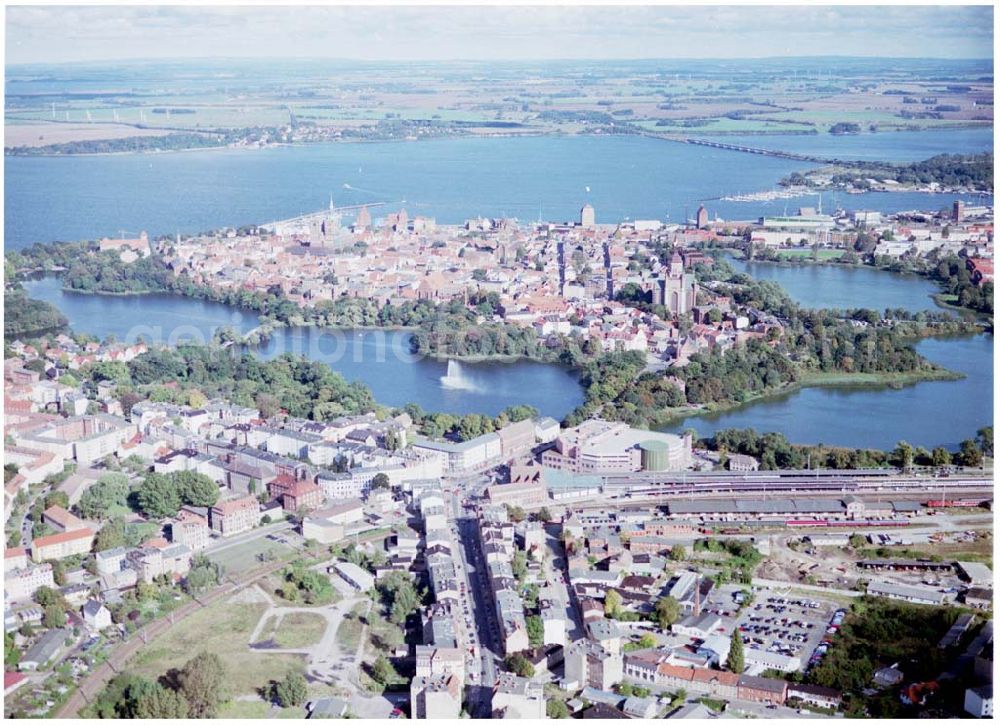 Stralsund / Mecklenburg Vorpommern from the bird's eye view: Stadtansicht von Stralsund (Altstadt, Bahnhof im Vordergrund) / 27.09.02