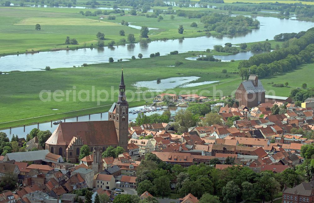 Tangermünde from the bird's eye view: Blick über Tangermünde in Sachsen-Anhalt mit Blickrichtung Südosten über die Elbe. Die alte Hanse- und Residenzstadt liegt an der Mündung der Tanger in die Elbe. Vorn links ist die St. Stephanskirche zu sehen. View over Tangermünde in Saxony Anhalt, looking to the southeast on the Elbe River. The old Hanseatic and residential town is situated at the mouth of Tanger River in the Elbe River. On the left the St. Stephen's Church.