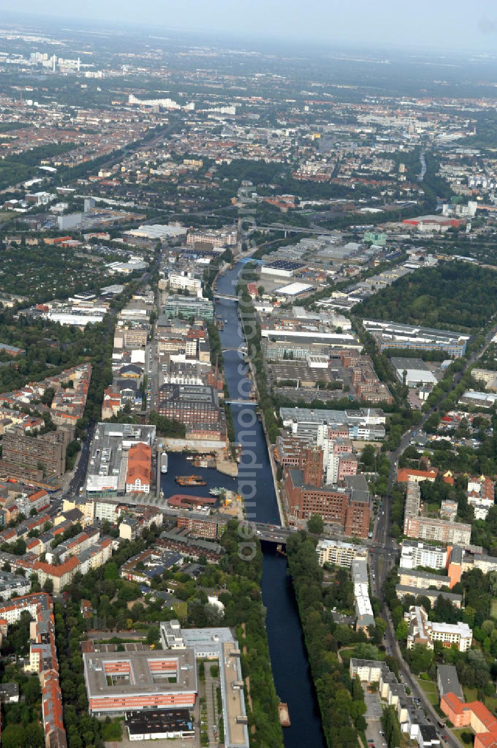 Berlin from above - Stadtansicht auf den Teltowkanal im Berliner Bezirk Tempelhof-Schöneberg. Im Zentrum des Bildes, auf der linken Seite des Kanals, befindet sich das neue Einkaufs-, Freizeit- und Kulturzentrum Tempelhofer Hafen. Kontakt: