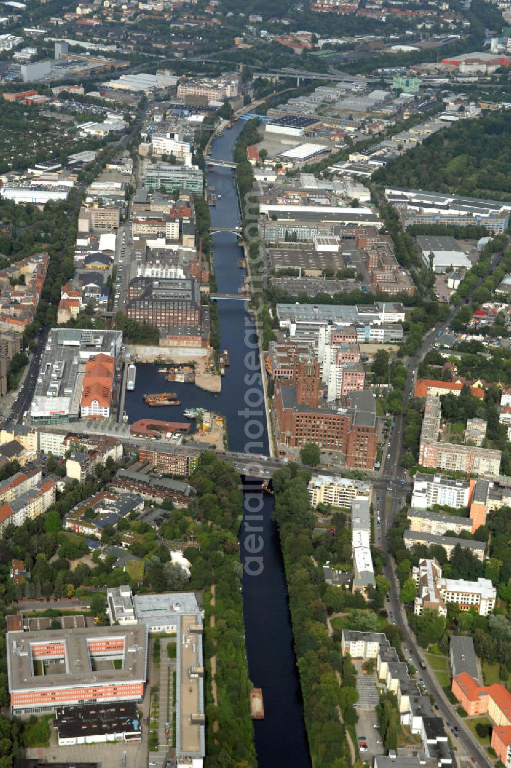 Berlin from the bird's eye view: Stadtansicht auf den Teltowkanal im Berliner Bezirk Tempelhof-Schöneberg. Im Zentrum des Bildes, auf der linken Seite des Kanals, befindet sich das neue Einkaufs-, Freizeit- und Kulturzentrum Tempelhofer Hafen. Kontakt: