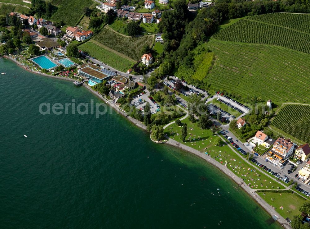 Meersburg from the bird's eye view: Cityscape with the spa, the water park and the swimming pool of the town of Meersburg on the shores of Lake Bodensee in Baden-Württemberg