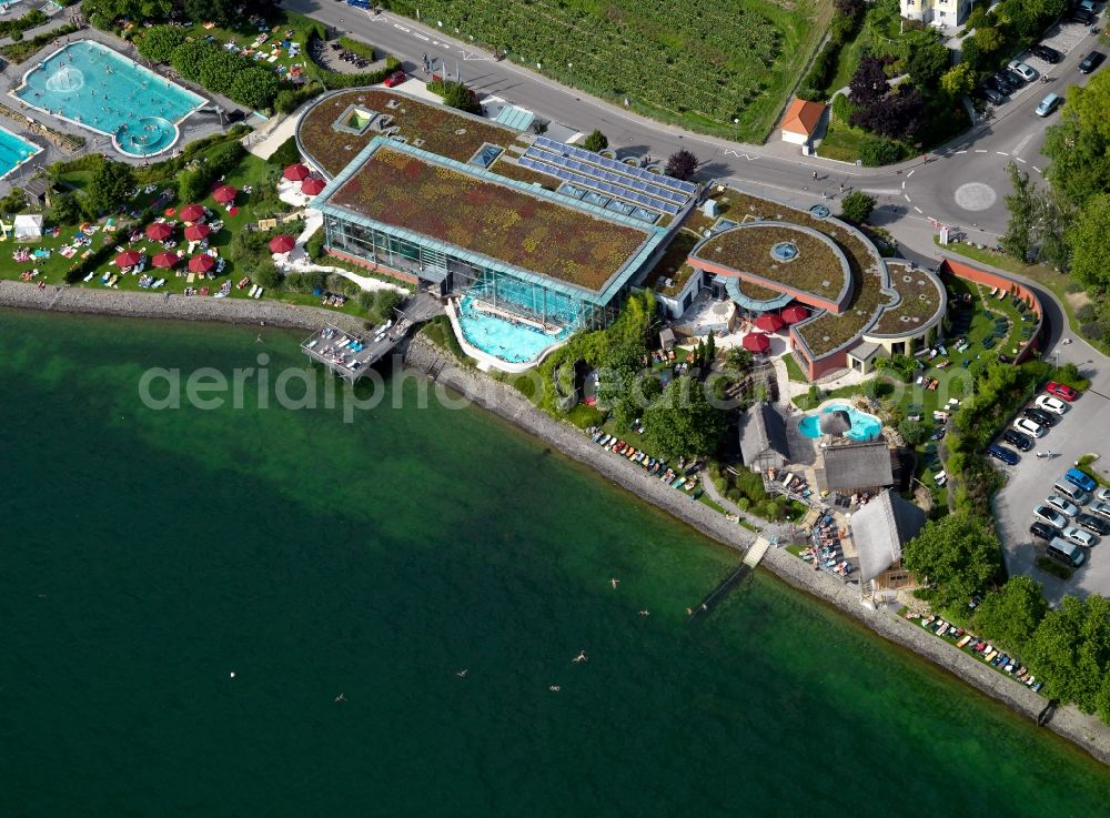 Meersburg from the bird's eye view: Cityscape with the spa, the water park and the swimming pool of the town of Meersburg on the shores of Lake Bodensee in Baden-Württemberg