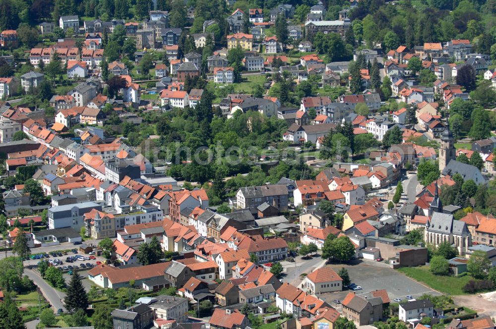 Friedrichroda from above - Stadtansicht vom thüringischen Friedrichroda, dem einstigen DDR-Winterurlaubsziel aus DDR-Zeiten. Heute ist in den einstmals so frequentierten Urlauberort beschauliche Ruhe eingezogen, in der Hauptstraße , der Flaniermeile des Erholungsortes, steht jedes dritte Ladenimmobilie leer. City View from the Thuringian Friedrichroda, the former GDR winter holiday destination from the GDR era. Today in the once so busy Urlauberort tranquility moved in, in the main street, the promenade of the resort, every third shop is vacant property.