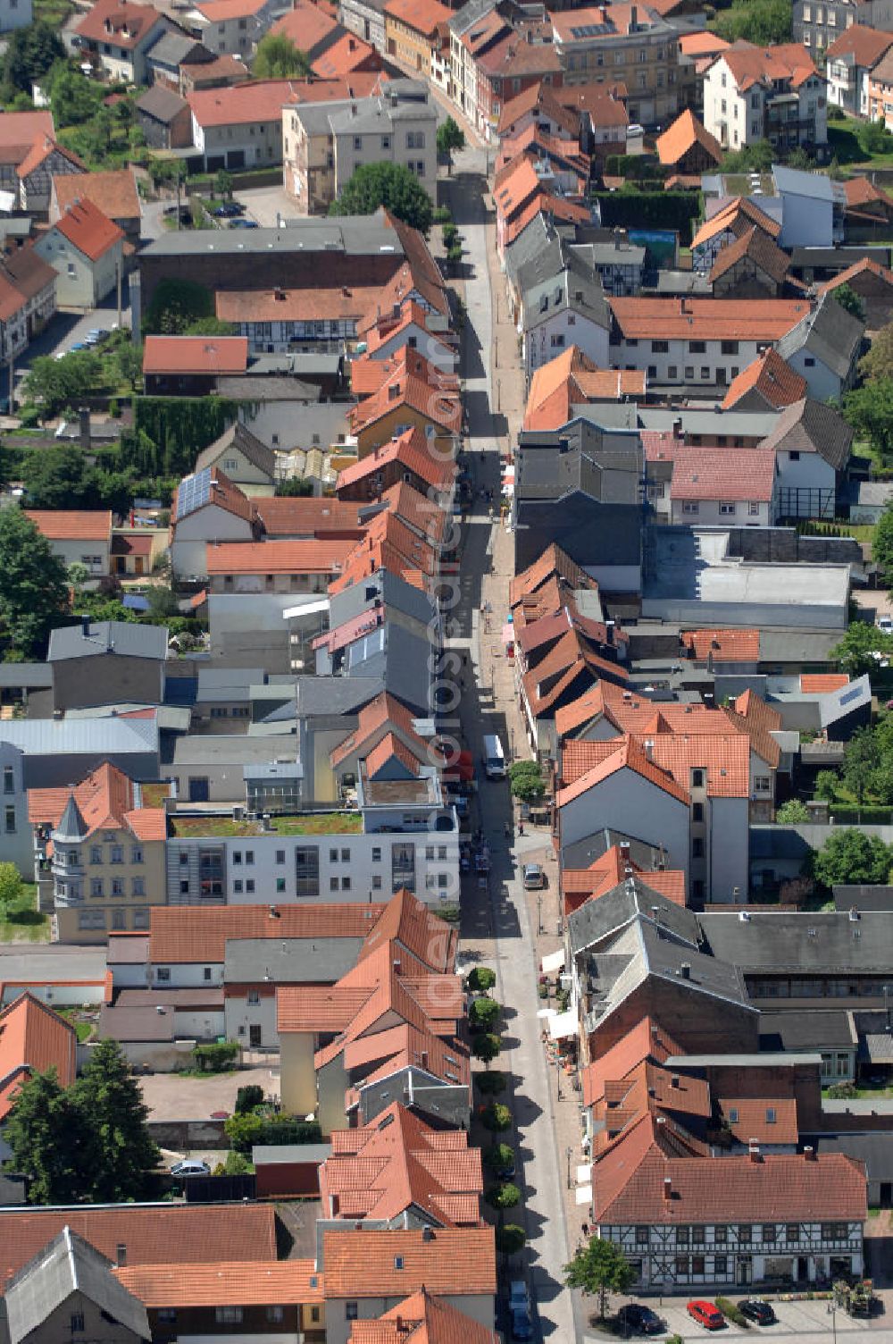 Friedrichroda from the bird's eye view: Stadtansicht vom thüringischen Friedrichroda, dem einstigen DDR-Winterurlaubsziel aus DDR-Zeiten. Heute ist in den einstmals so frequentierten Urlauberort beschauliche Ruhe eingezogen, in der Hauptstraße , der Flaniermeile des Erholungsortes, steht jedes dritte Ladenimmobilie leer. City View from the Thuringian Friedrichroda, the former GDR winter holiday destination from the GDR era. Today in the once so busy Urlauberort tranquility moved in, in the main street, the promenade of the resort, every third shop is vacant property.