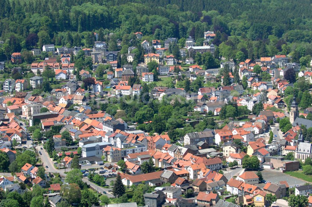 Friedrichroda from the bird's eye view: Stadtansicht vom thüringischen Friedrichroda, dem einstigen DDR-Winterurlaubsziel aus DDR-Zeiten. Heute ist in den einstmals so frequentierten Urlauberort beschauliche Ruhe eingezogen, in der Hauptstraße , der Flaniermeile des Erholungsortes, steht jedes dritte Ladenimmobilie leer. City View from the Thuringian Friedrichroda, the former GDR winter holiday destination from the GDR era. Today in the once so busy Urlauberort tranquility moved in, in the main street, the promenade of the resort, every third shop is vacant property.