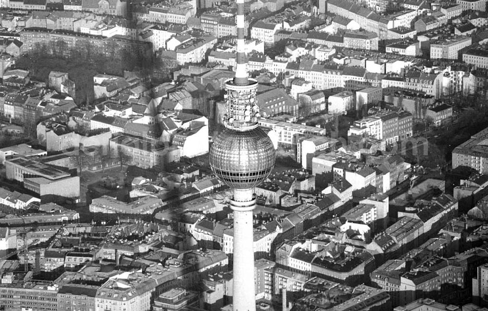 Berlin from the bird's eye view: Stadtansicht / Totale vom Berliner Fernsehturm am Alex