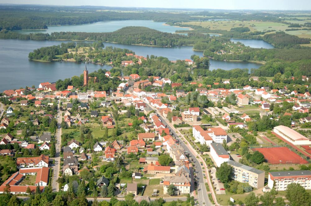 Feldberg from the bird's eye view: Blick über die Stadt Feldberg mit der Halbinsel Amtswerder im Haussee und dem See Breiter Luzin - Mecklenburg-Vorpommern MV. View over the townscape Feldberg with the peninsula Amtswerder in the lake Haussee and the lake Breiter Luzin - Mecklenburg-Western Pomerania.