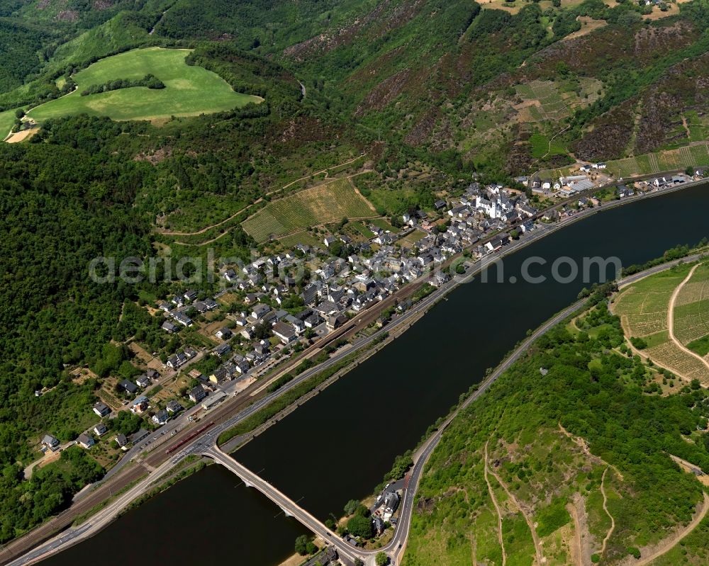 Treis-Karden, Karden from the bird's eye view: Cityscape of Treis-Karden on the banks of La Moselle in Rhineland-Palatinate