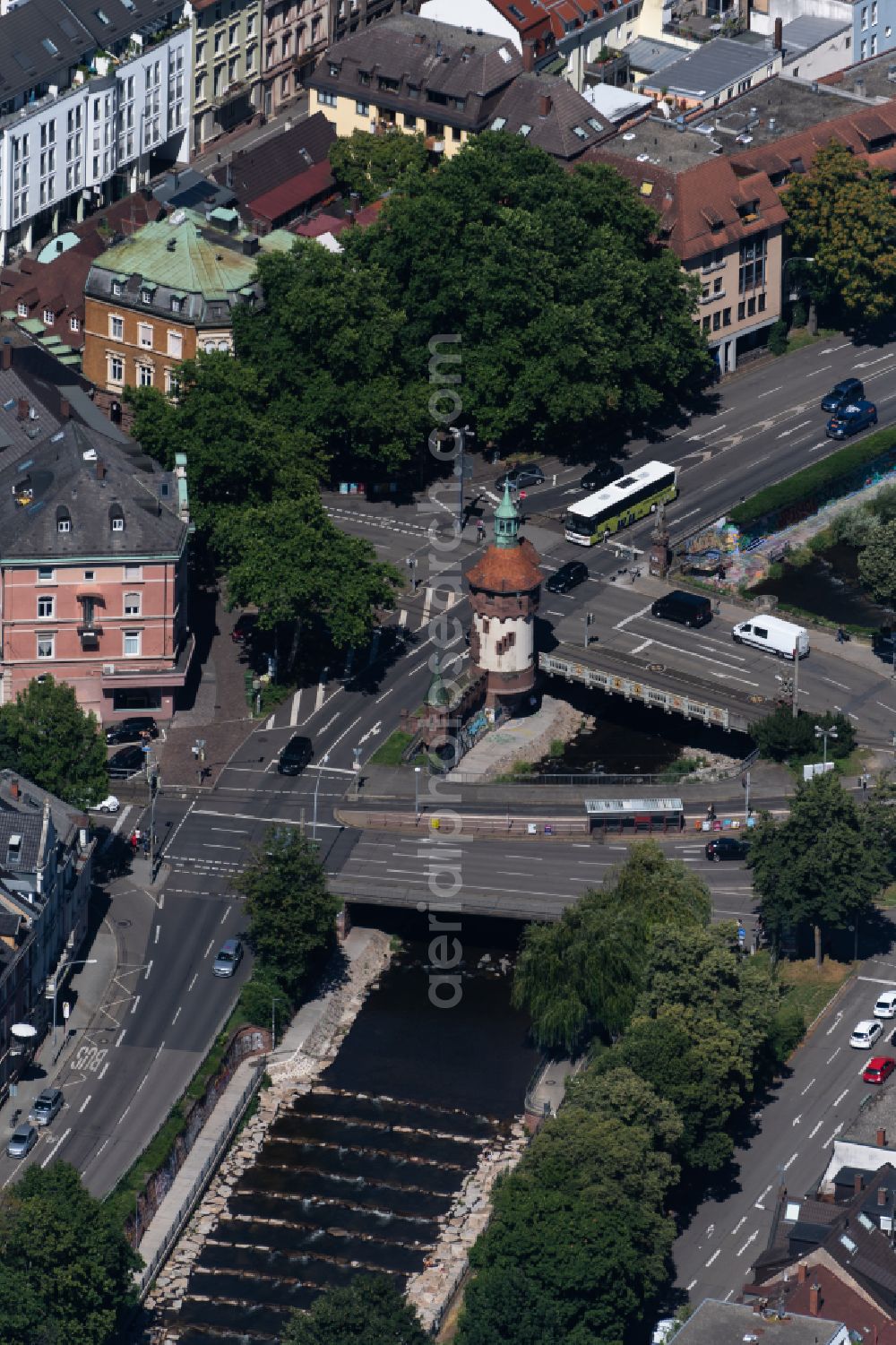 Aerial photograph Freiburg im Breisgau - City view along the course of the river Dreisam with water stairs and the bridges Greiffeneggbruecke and Schwabentorbruecke as well as the Freiburger Tuermchen in Freiburg im Breisgau in the state Baden-Wuerttemberg, Germany