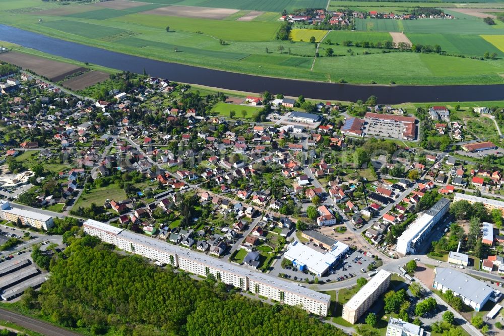 Aerial photograph Nünchritz - City view on the river bank of the River Elbe in Nuenchritz in the state Saxony, Germany