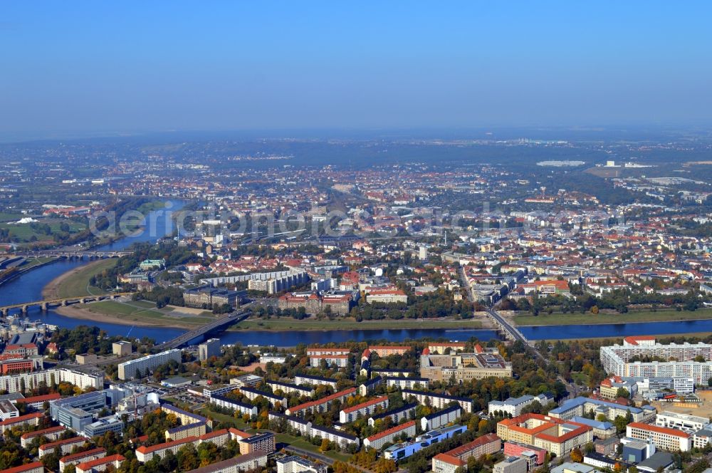 Aerial photograph Dresden - City view on the river bank of the River Elbe in the district Zentrum in Dresden in the state Saxony, Germany